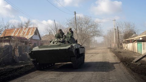 Un APC ucraino guida verso posizioni di prima linea vicino a Bakhmut sabato 4 marzo.