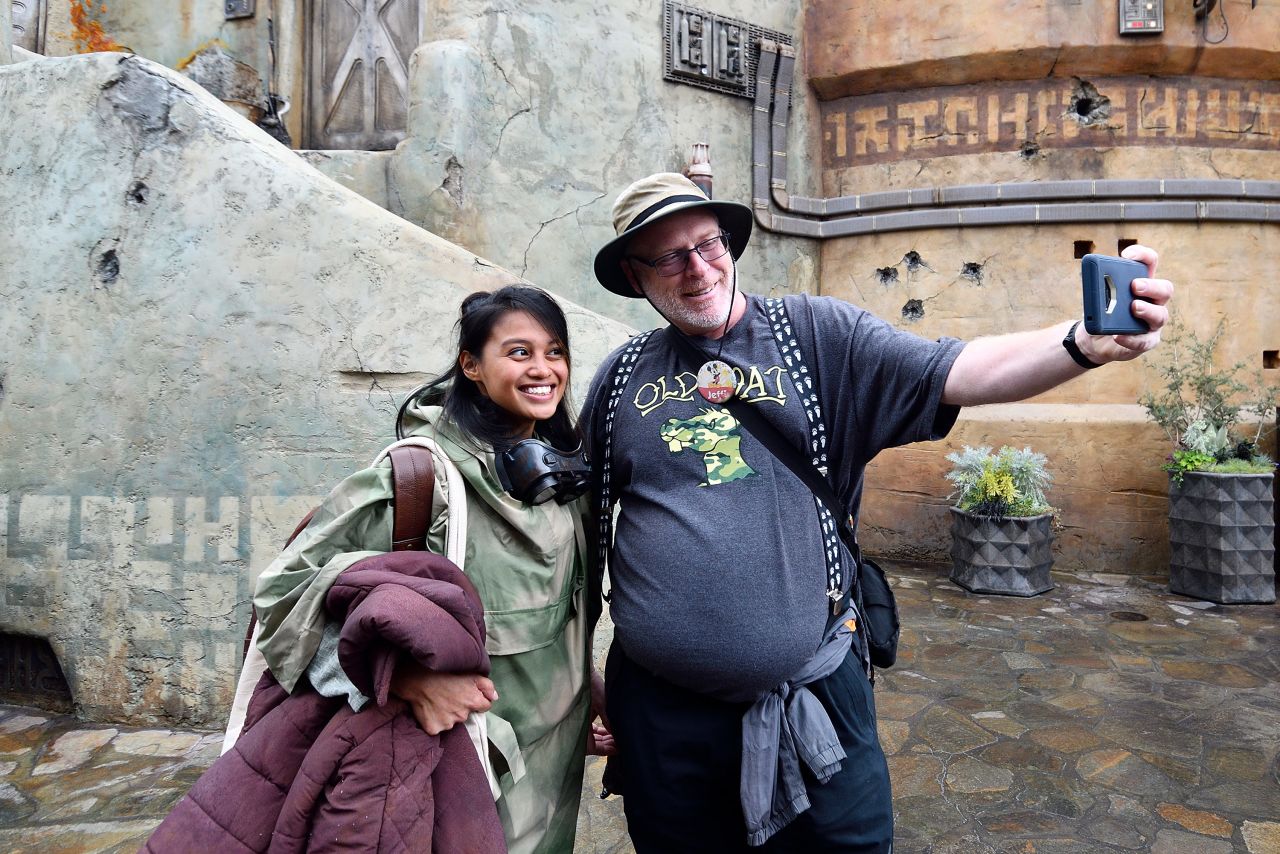 Jeff Reitz takes a selfie with Disneyland cast member Dani Decena in Star Wars: Galaxy's Edge in 2020. It was Reitz's 2,995th consecutive day visiting Disneyland.