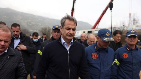 Perdana Menteri Yunani Kyriakos Mitsotakis mengunjungi lokasi kecelakaan, di mana dua kereta bertabrakan. 