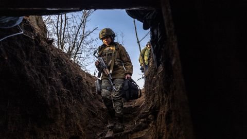 Soldados de una brigada de asalto ucraniana ingresan a un búnker de comando mientras esperan órdenes para disparar obuses L118 de 105 mm de fabricación británica en trincheras rusas el 4 de marzo de 2023 cerca de Bakhmut.