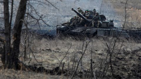 Soldados ucranianos viajan en un tanque en las afueras de Bakhmut el 4 de marzo de 2023. 