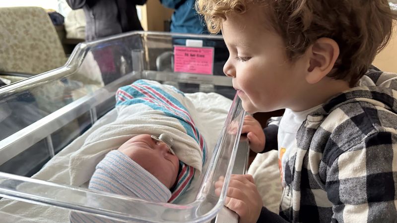 NextImg:CNN anchor Kasie Hunt gives birth in surprise 13-minute labor | CNN Business