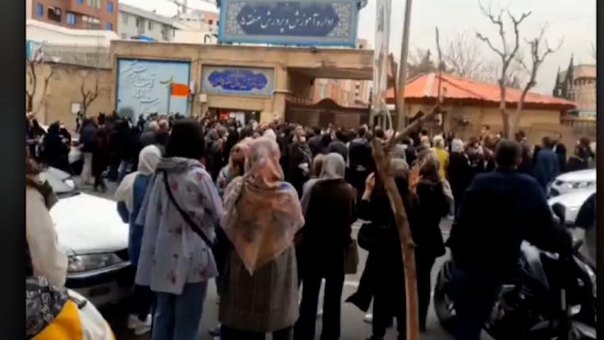 iran parents protest suspected poisoning elbagir 0306