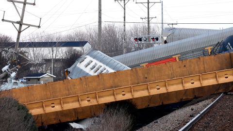 Gerbong kereta Norfolk Southern saling tumpang tindih setelah tergelincir pada hari Sabtu di Clark County, Ohio.