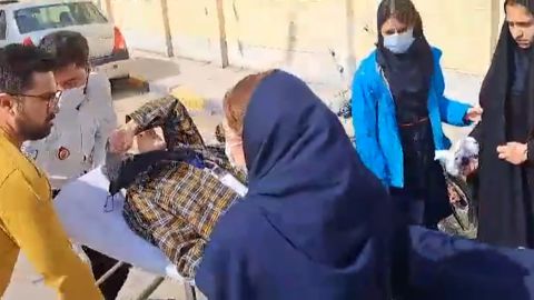 Seorang wanita yang terkena dugaan keracunan dibawa dengan tandu di Iran.