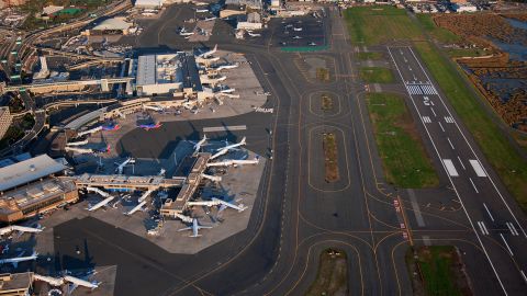 Foto file ini memberikan pemandangan udara dari Bandara Internasional Boston Logan.