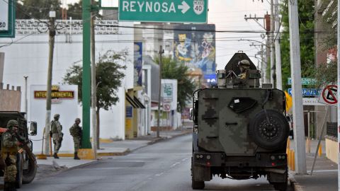 Anggota Garda Nasional menunggu anggota Kejaksaan Agung berangkat dengan karavan bersama kerabat orang hilang di kota perbatasan Matamoros, negara bagian Tamaulipas, Meksiko pada 24 Agustus 2021.