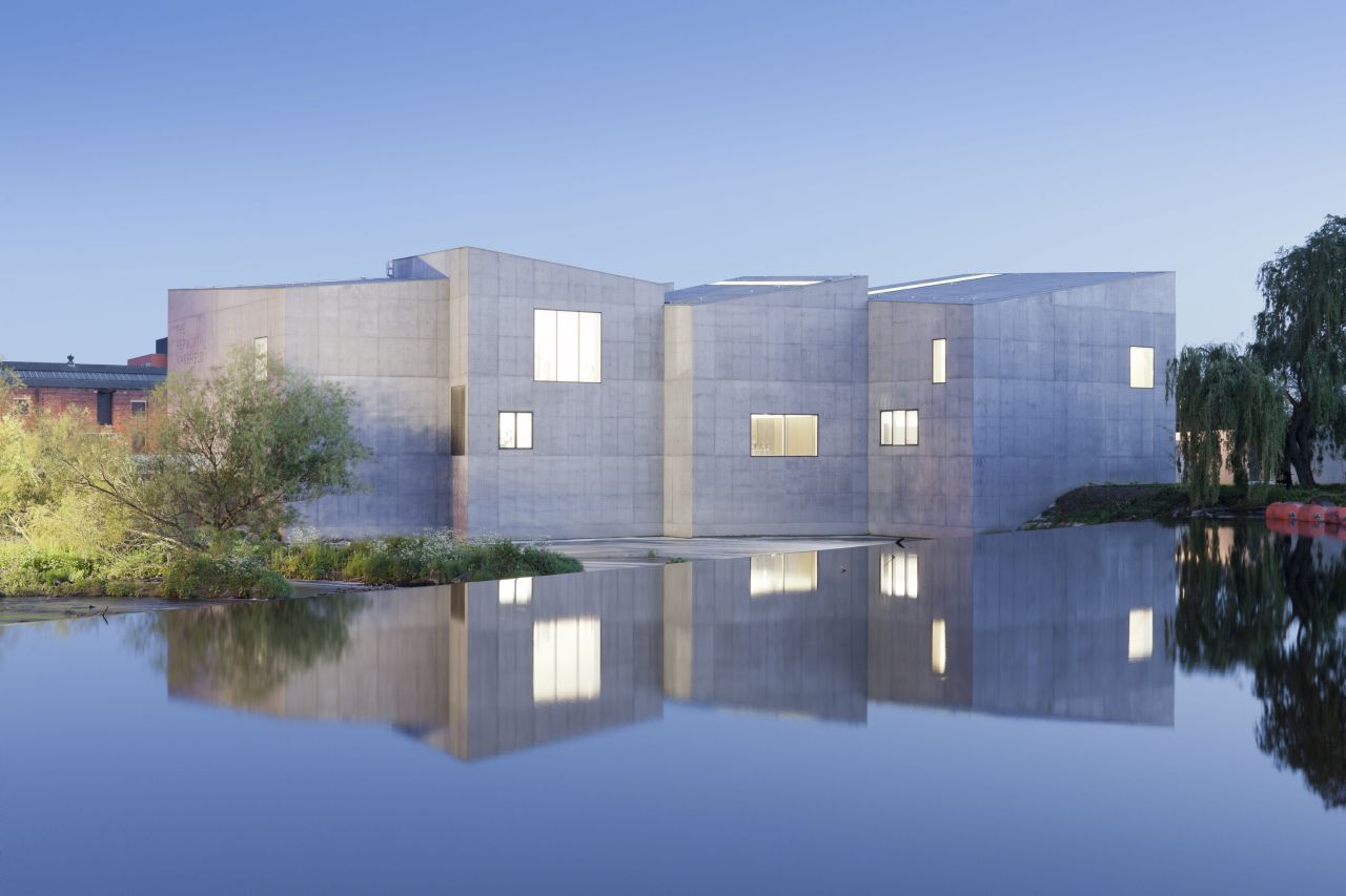 The Hepworth Wakefield, an art museum in the UK, is composed of 10 interlinked trapezoidal volumes.