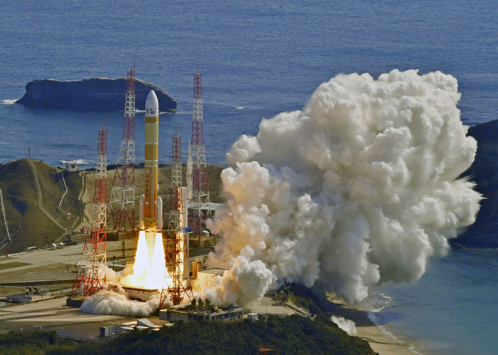 https://media.cnn.com/api/v1/images/stellar/prod/230307134935-h3-rocket-japan.jpg?c=original