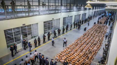 A group of inmates are transferred to a new prison in El Salvador. 