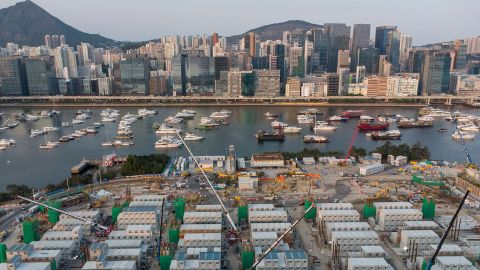 منشأة عزل مؤقتة بالقرب من محطة كاي تاك للرحلات البحرية في هونغ كونغ في 6 أبريل 2022.