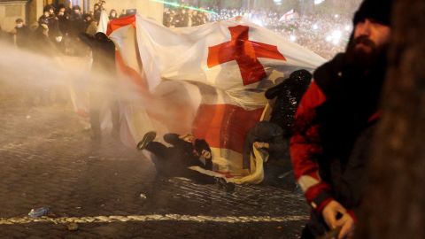 Estallan protestas cuando el parlamento georgiano aprueba proyecto de ley sobre agentes extranjeros | CNN 2 La policía utiliza un cañón de agua para dispersar a los manifestantes.