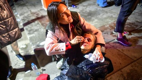 Una mujer afectada por gases lacrimógenos recibe material médico durante un mitin antiprofesional 