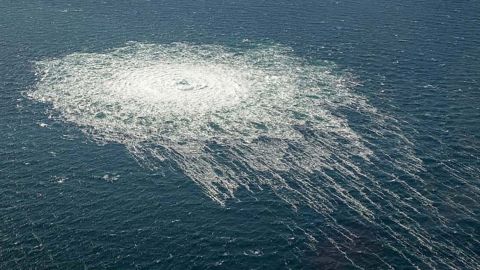 Plynové bubliny z úniku Nord Stream 2 dosáhnou hladiny Baltského moře poblíž Bornholmu v Dánsku 27. září 2022.