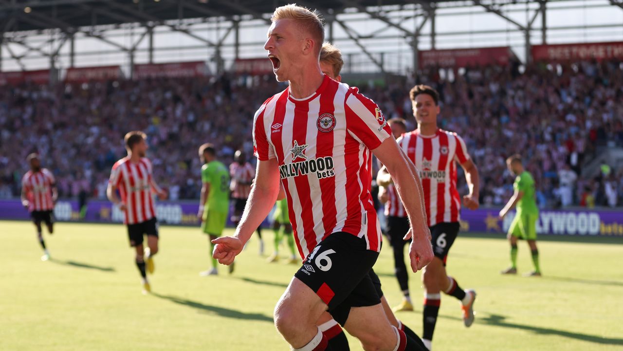 BRENTFORD, ENGLAND - AUGUST 13: Ben Mee of Brentford celebrates after scoring their sides third goal during the Premier League match between Brentford FC and Manchester United at Brentford Community Stadium on August 13, 2022 in Brentford, England. (Photo by Catherine Ivill/Getty Images)