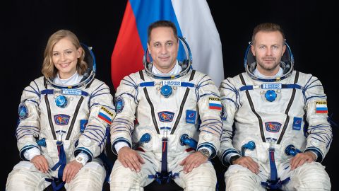 Yulia Peresild, Anton Shkaplerov y Klim Shipenko posan para una foto.