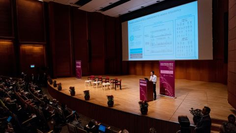 He Jiankui présente une photo lors d'un discours au Sommet international de 2018 sur l'édition du génome humain à Hong Kong, Chine.