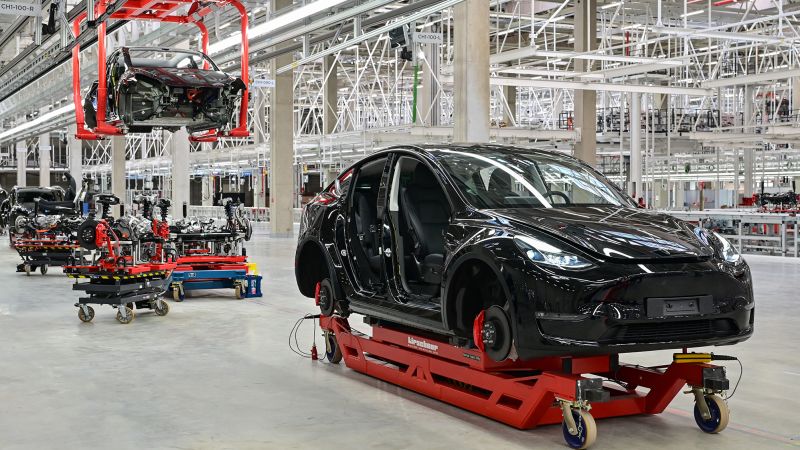 NextImg:US safety regulators to investigate Tesla for steering wheels that can fall off | CNN Business