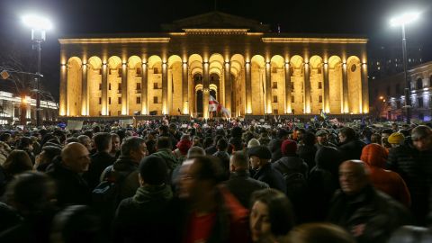 Los participantes protestan contra el proyecto de ley frente al edificio del parlamento en Tbilisi el 8 de marzo.