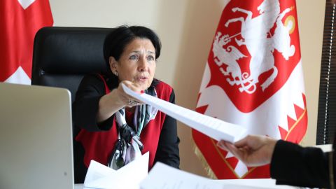 La presidenta de Georgia, Salome Zurabichvili, habla con un miembro de su equipo en su oficina en Tbilisi, Georgia, el 8 de marzo de 2022.