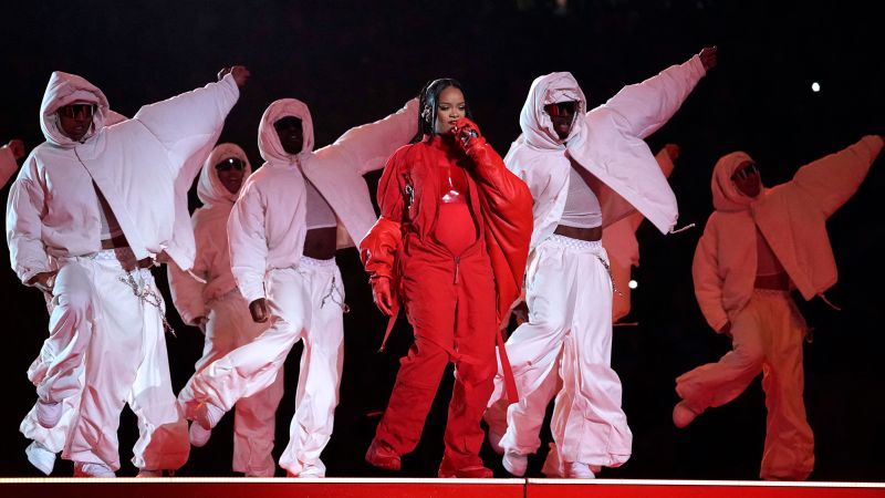 NextImg:Rihanna sent flowers to senior citizens who replicated her Super Bowl performance | CNN