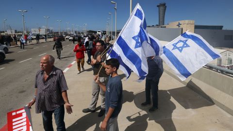 Los israelíes, que protestan contra las controvertidas reformas judiciales del gobierno, bloquean el jueves la carretera principal que conduce al aeropuerto Ben Gurion.