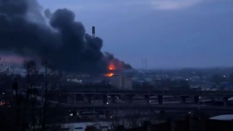 Una columna de humo se eleva el jueves por la mañana después de que Rusia lanzara ataques aéreos contra Ucrania en las primeras horas.