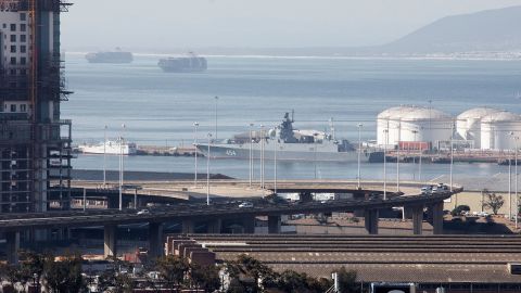 Fregat militer Rusia di pelabuhan Cape Town bulan lalu menjelang latihan maritim 10 hari bersama dengan China dan Afrika Selatan.