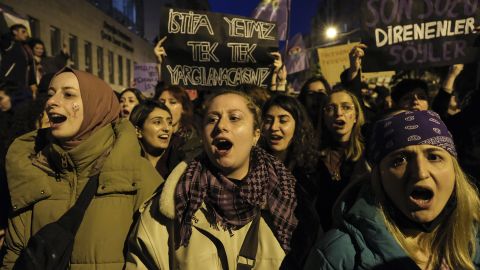 Los manifestantes en Estambul el miércoles gritaron consignas en un mitin donde los manifestantes estaban promoviendo su movimiento un 