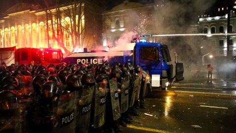 La policía con equipo antidisturbios se enfrenta a los manifestantes en Tbilisi el 9 de marzo de 2023.