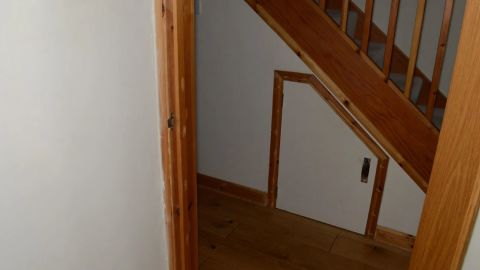 Le petit placard sous l'escalier où Carrick a emprisonné certaines de ses victimes.
