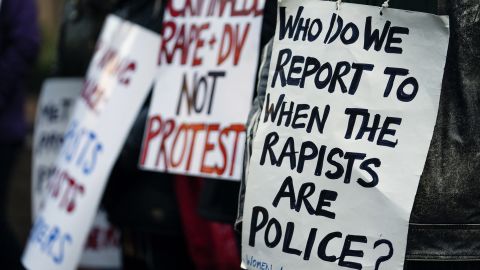 Une affiche tenue par des manifestants devant le tribunal de la Couronne de Southwark à Londres le jour où Carrick a été condamné.