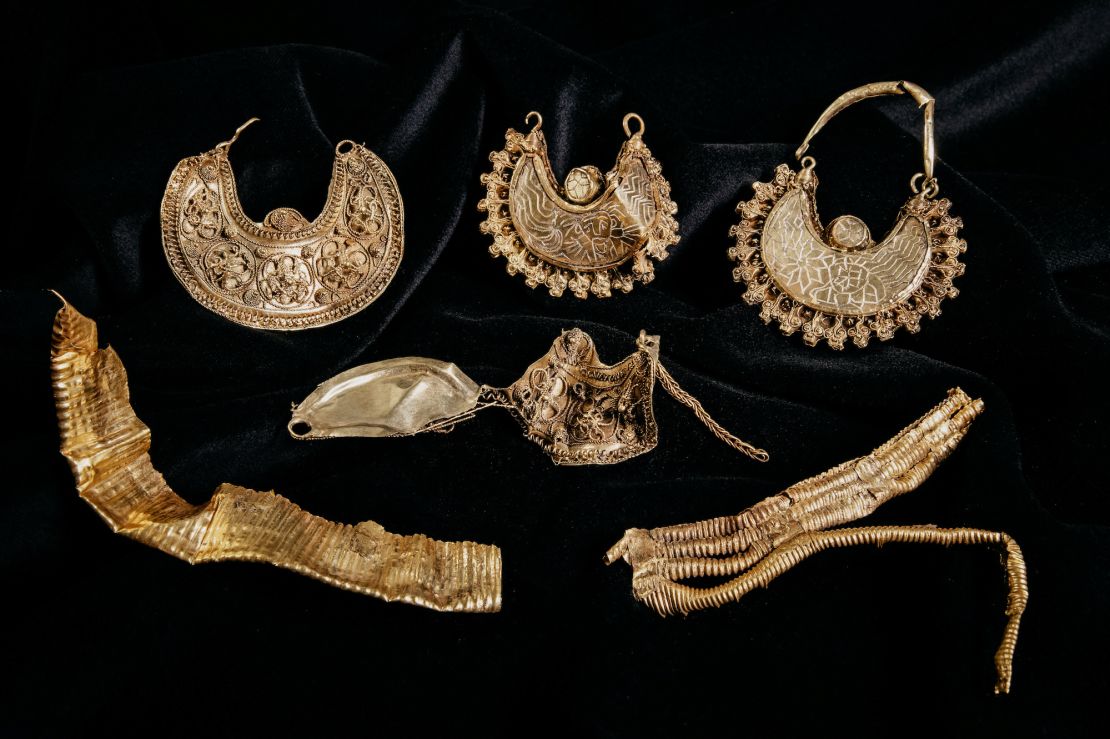 The museum said it was rare to find golden jewelry from the High Middle Ages in the country.