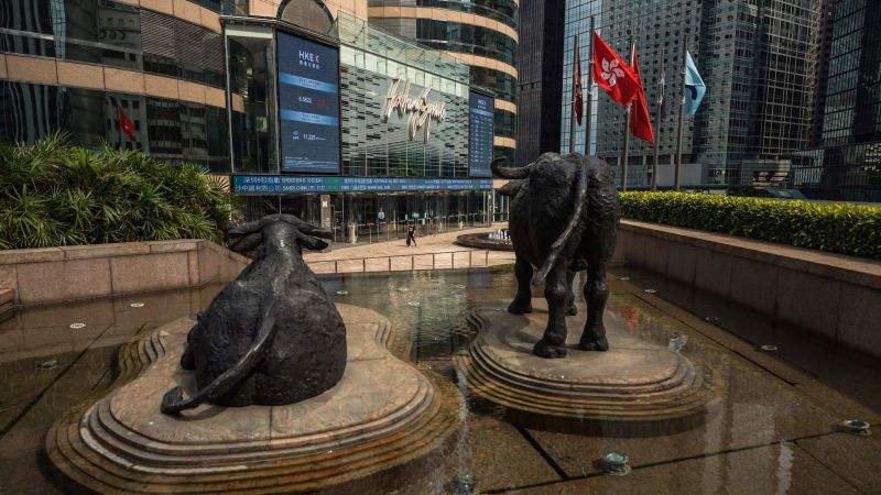 NextImg:Global markets sink after sharp selloff in US bank stocks | CNN Business