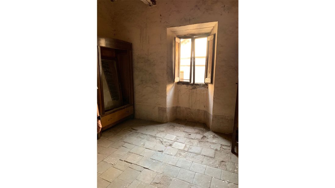 https://media.cnn.com/api/v1/images/stellar/prod/230310102232-01-us-couple-14th-century-italian-apartments-renovation-before-bedroom.jpg?c=original&q=h_618,c_fill