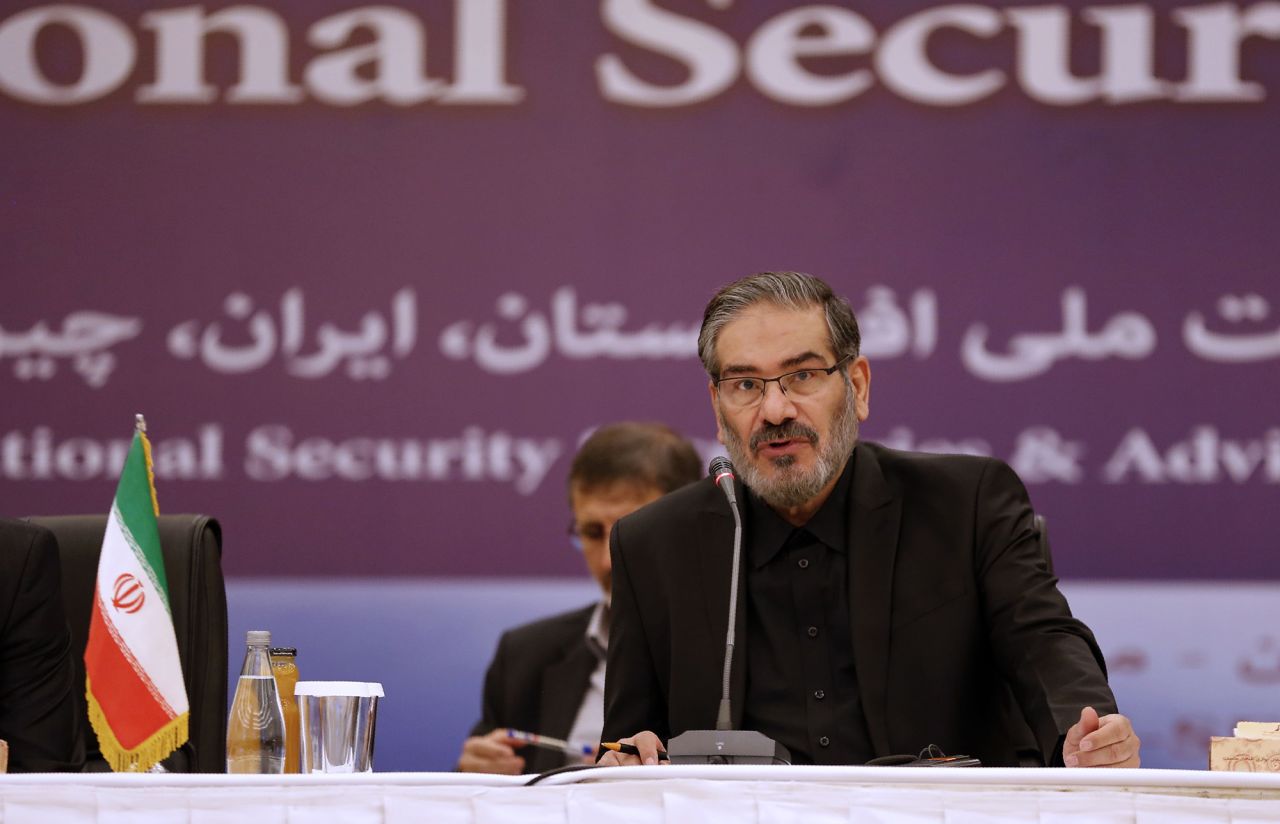 علی شمخانی، دبیر شورای عالی امنیت ملی ایران، در ۲۶ سپتامبر ۲۰۱۸ در اولین نشست دبیران امنیت ملی افغانستان، چین، ایران، هند و روسیه در تهران سخنرانی میکند. (عکس از ATTA KENARE / AFP) (حق امتیاز عکس متعلق به ATTA KENARE/AFP از طریق گتی ایمیجز)