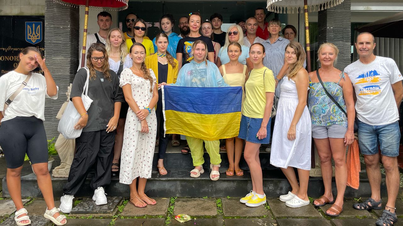 الشعب الأوكراني في افتتاح القنصلية في دينباسار ، بالي.
