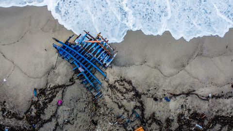 Pedazos de madera fueron arrojados a una playa dos días después de que el barco que transportaba inmigrantes se hundiera frente a la región de Calabria, en el sur de Italia.