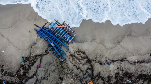 Potongan kayu hanyut di pantai, dua hari setelah kapal yang membawa migran tenggelam di wilayah Calabria selatan Italia.