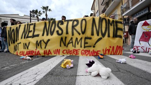 اندلعت الاحتجاجات ضد الحكومة الإيطالية ، التي جعلت من إيقاف قوارب المهاجرين أولوية.
