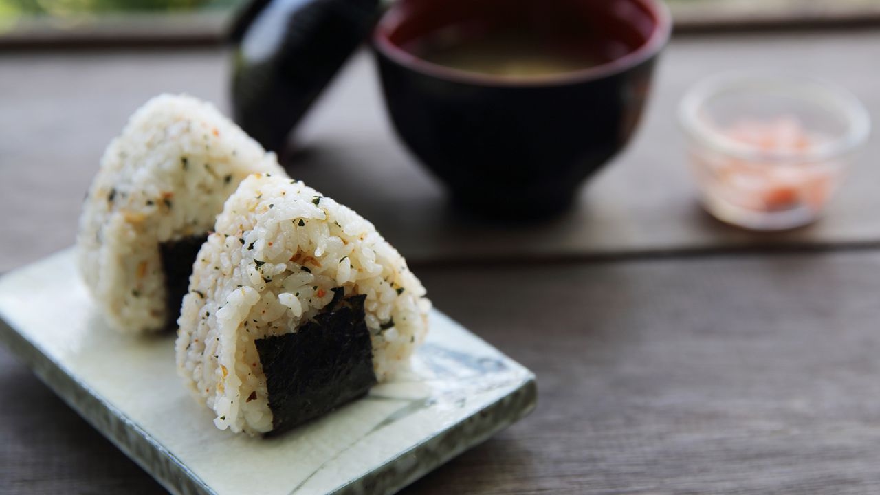 Onigiri në formë trekëndëshi është një rostiçeri bazë bento box.