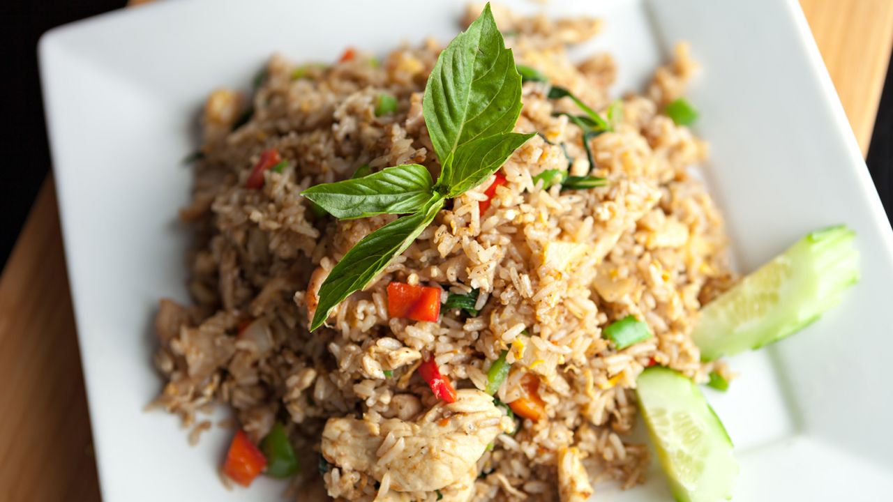 Orizi i skuqur Thai përdor shtresimin e shijeve që është karakteristikë e kuzhinës së vendit.