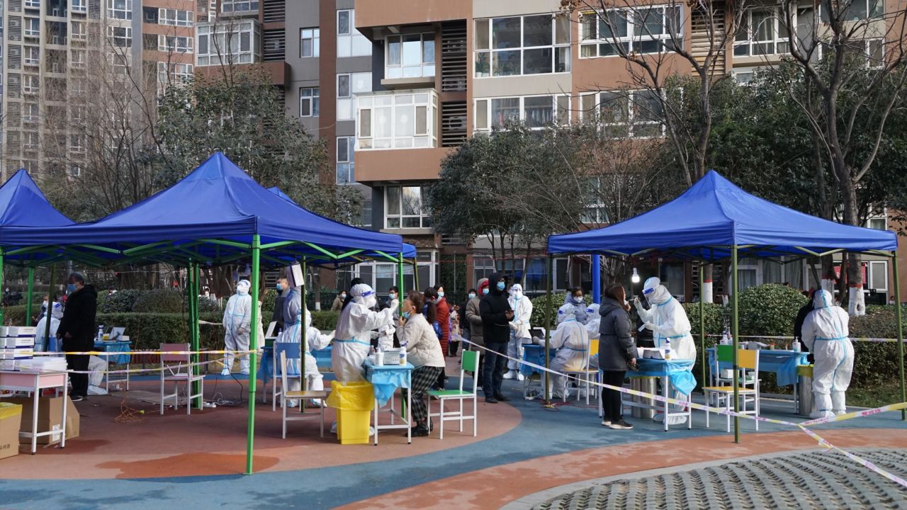 Residents take nucleic acid tests in a closed community in Xi'an in January 2022. 