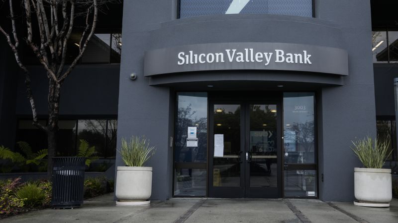 NextImg:What the FDIC takeovers of SVB and Signature mean for the banks' customers and employees | CNN Business