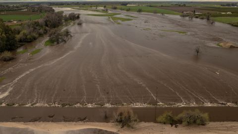 Air banjir Deer Creek menyebar ke seluruh lanskap pada 10 Maret di dekat Porterville, California. 