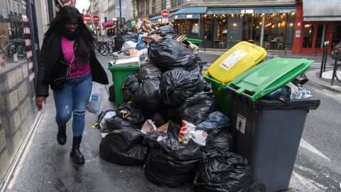 Los contenedores de basura desbordados se pueden ver en las calles de París el sábado. 