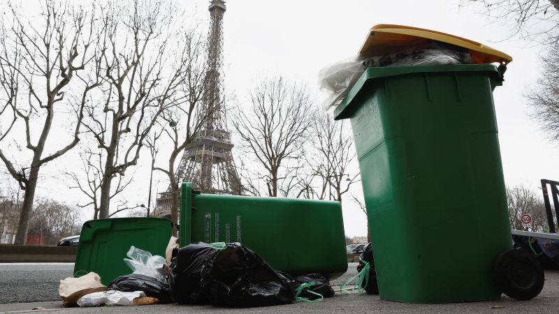 フランスのストライキ: パリの通りにはゴミが散乱