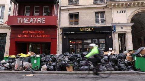 Unas 4.400 toneladas de basura esperaban en las calles de París para ser recogidas el sábado, dijo una portavoz de la oficina del alcalde.