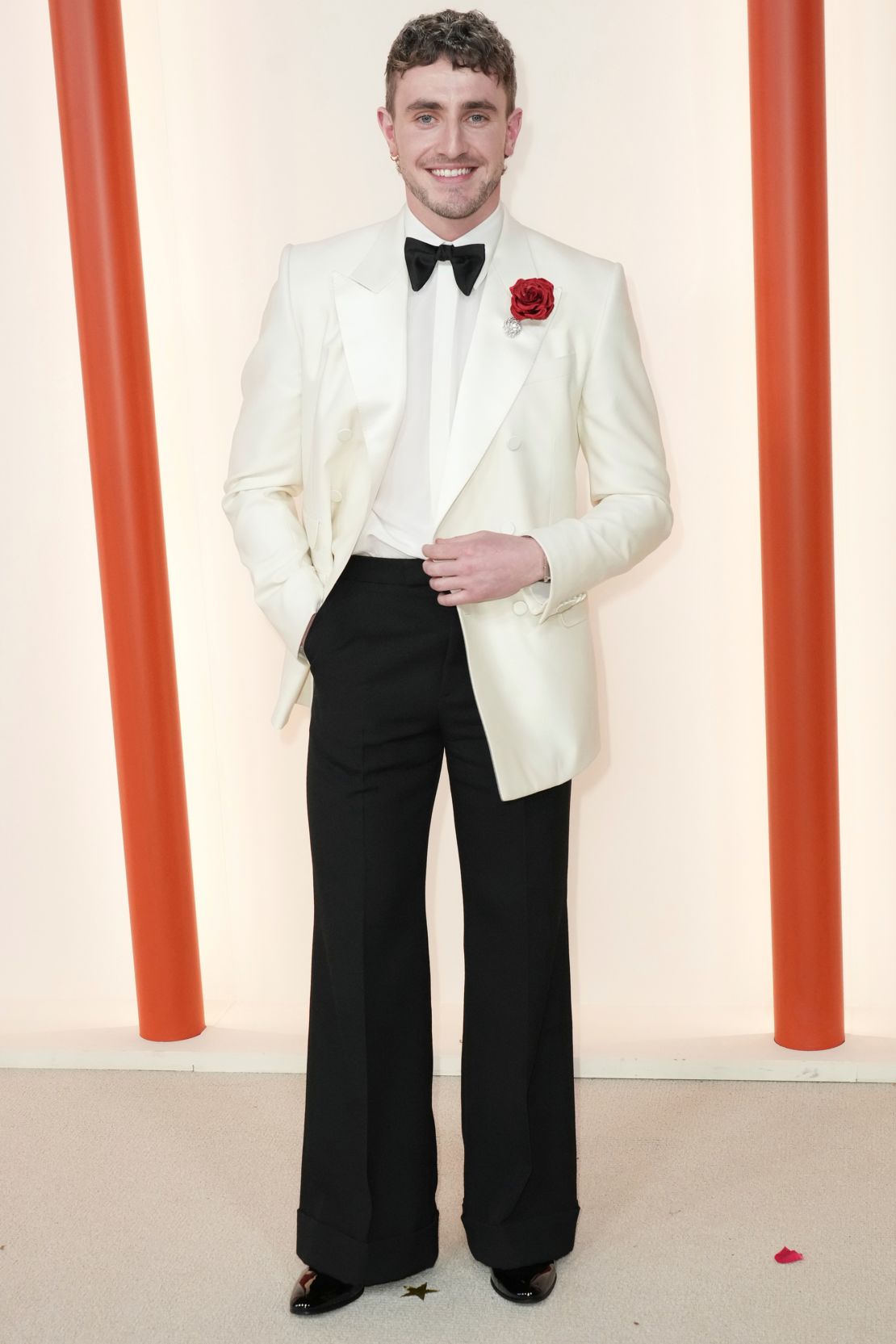 Paul Mescal was one of several men to wear cream or light-colored tuxedo jackets. 