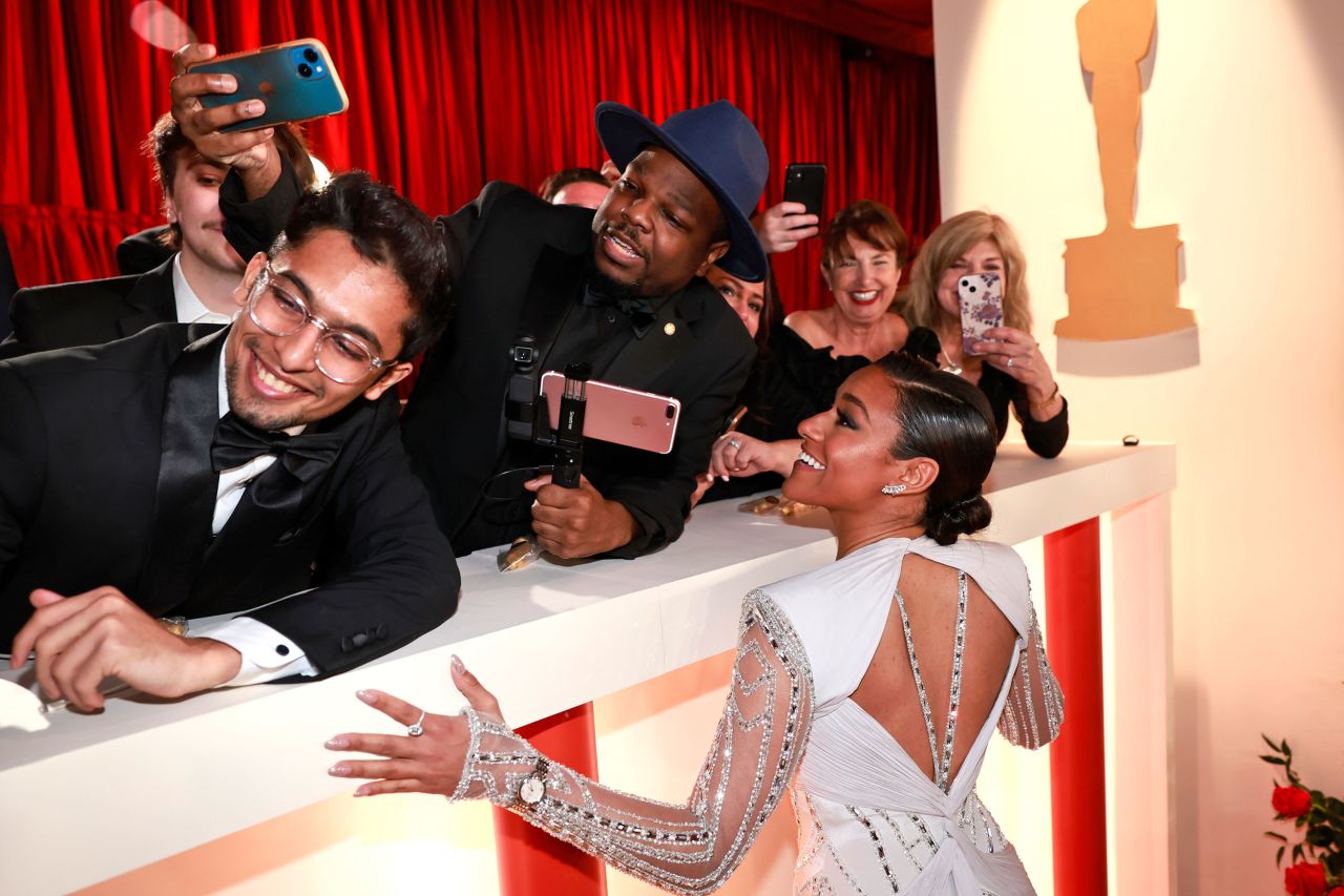 Ariana DeBose pose pour des photos de fans sur le tapis rouge.